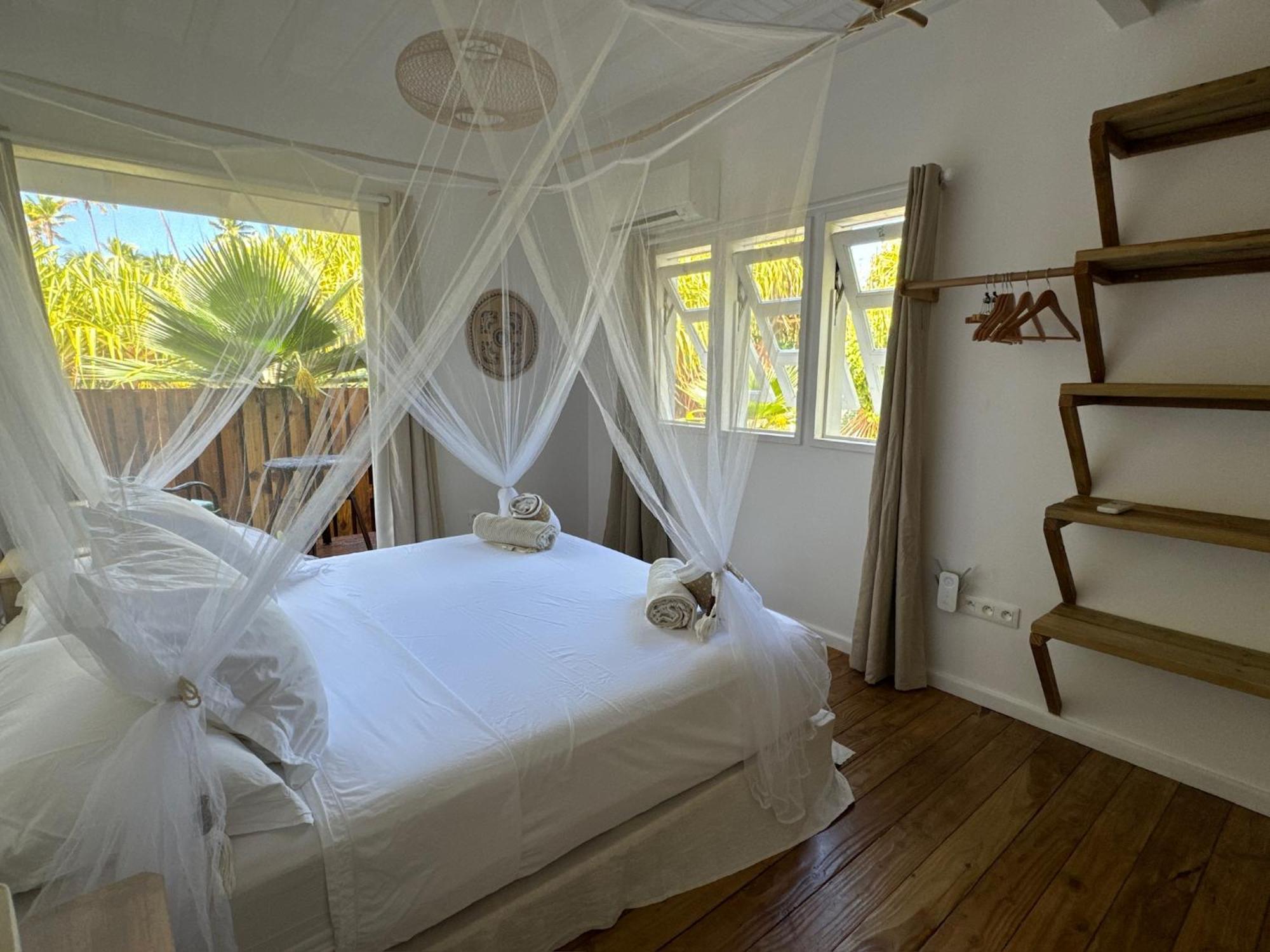 Le Coconut Lodge Avatoru Exterior photo